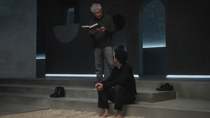 Jacob Anderson as Louis De Point Du Lac and Eric Bogosian as Daniel Molloy - Interview with the Vampire Season 2, Episode 5